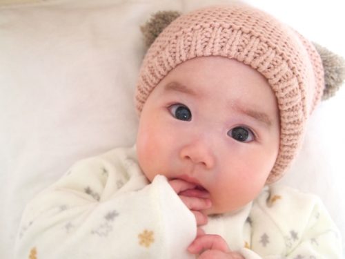 赤ちゃんがミルクや母乳を吐く原因と吐いた時の対処法