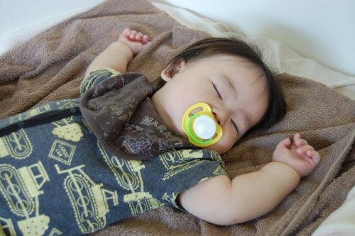 赤ちゃんが発熱!風邪や熱がある時の服装と室温の注意点