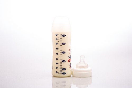 新生児のミルク量の目安は？飲む量が多いと心配無用