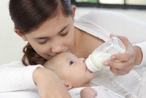 赤ちゃんが一気飲みするほど美味しいミルクの作り方と注意点
