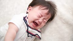 赤ちゃんが体をよじって暴れながら唸る うなる 理由は苦しいから 不満があるから 原因と対処法 リルリル