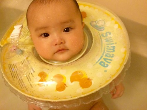 赤ちゃんの首浮き輪「スイマーバ」をお風呂で安全に使おう!放置は事故の原因