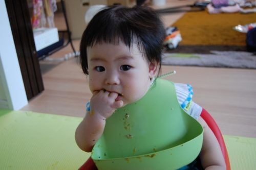 食事エプロンを嫌がる赤ちゃん・1歳児|外す理由と嫌がりにくくするコツ