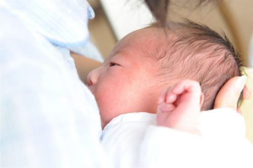生後２ヶ月の赤ちゃんの授乳間隔が５時間空くと長い？