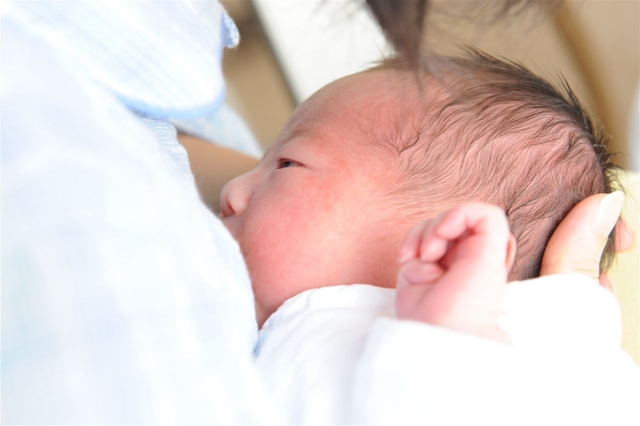 生後２ヶ月の赤ちゃんの授乳間隔が５時間空くと長い リルリル