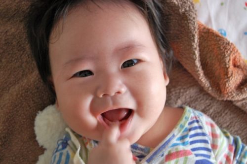 赤ちゃんがかわいい笑顔になる８つの遊びやコツ！ママの笑顔は赤ちゃんを笑顔にする