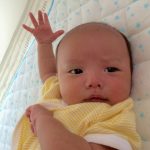 生後6ヶ月の赤ちゃんが寝返りしないのは遅い?