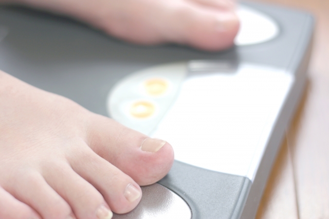 赤ちゃんの体重を大人の体重計を使って測る方法