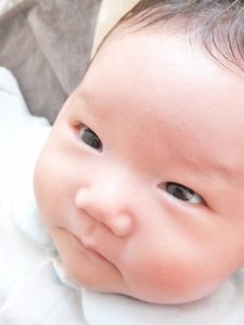 エプロンを外しちゃう赤ちゃんにおすすめのエプロン4点