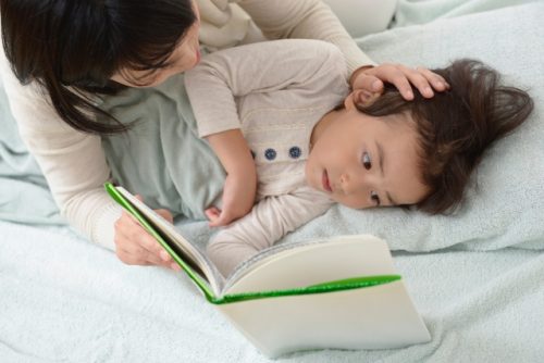 赤ちゃんとの添い寝で気をつけたいこと｜当時の体験と寝床の安全