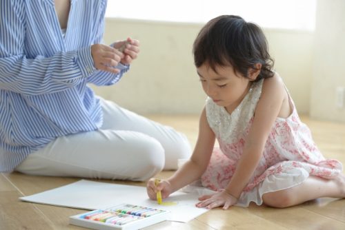 お絵描きは何歳から？初めての準備と遊ばせ方を園長が解説