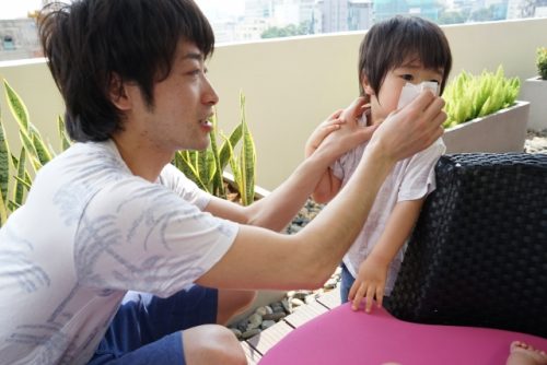 赤ちゃんの鼻水を家で吸引する方法