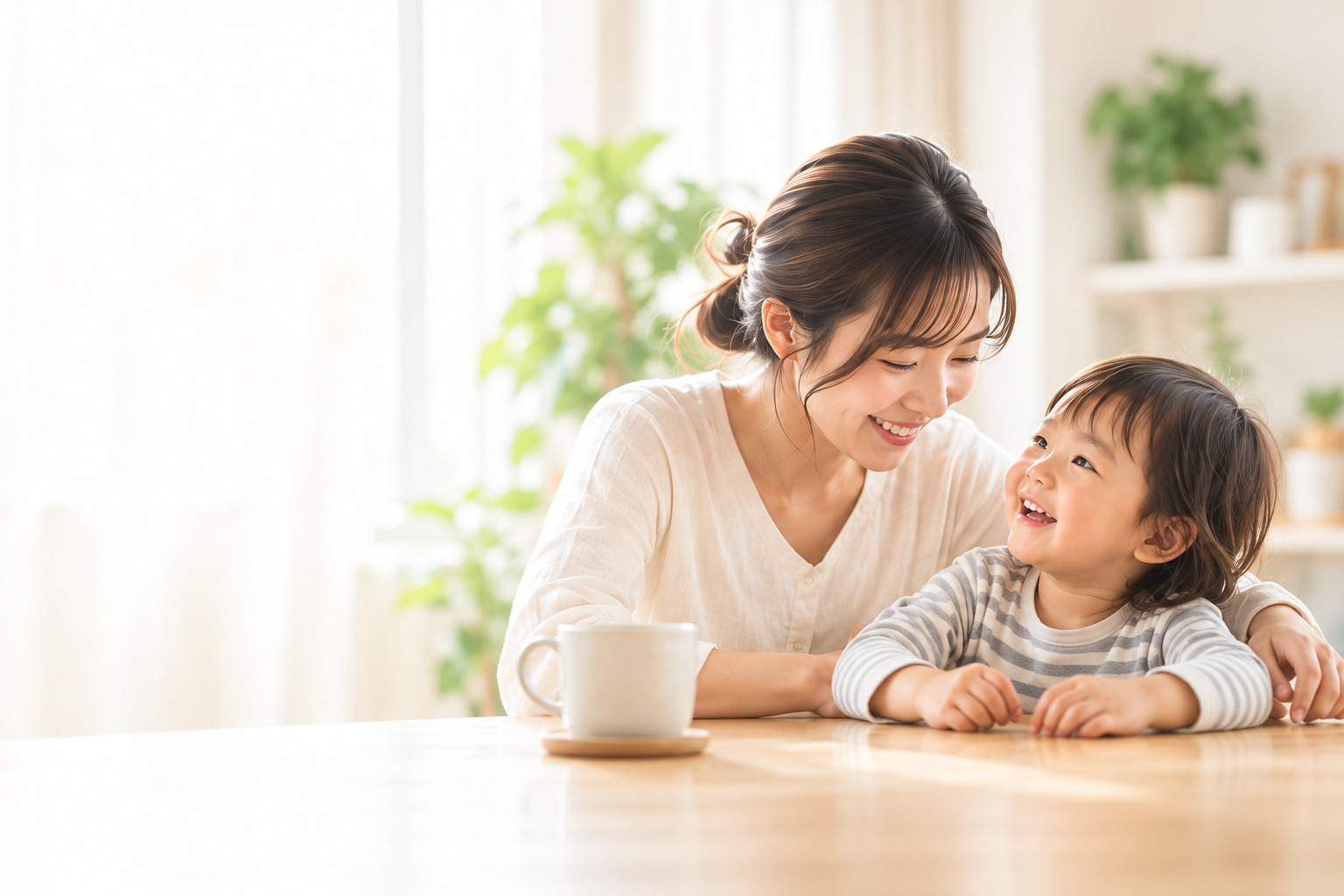 家で微笑み合う母親と子ども